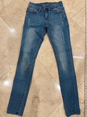 Women’s Skinny Jeans in Distressed Blue Wash - Classic Stretch Denim